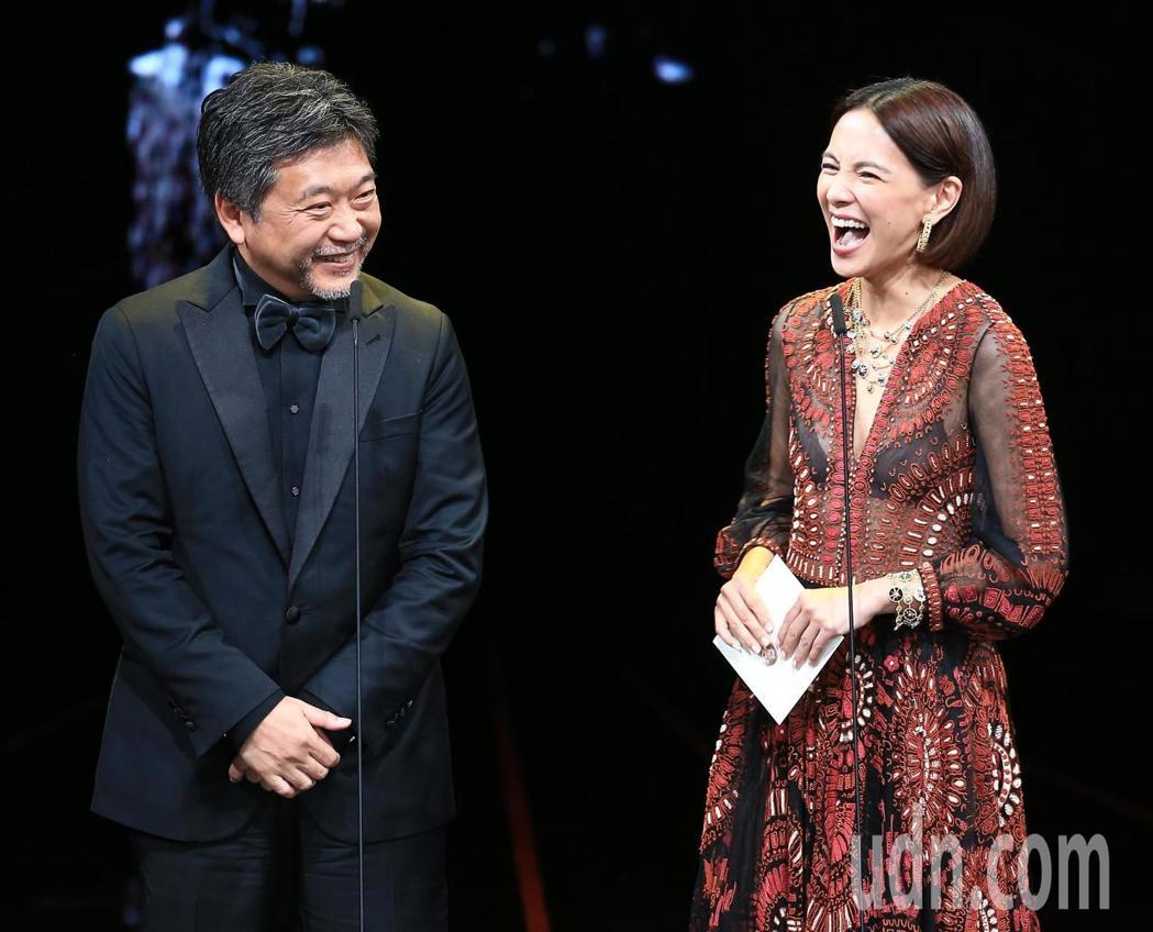 日本名导是枝裕和与李心洁颁发最佳导演奖。