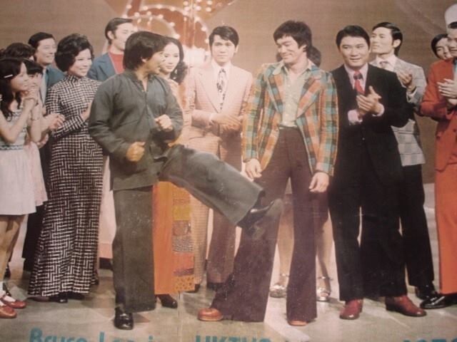 1973年，郑锦昌跟巨星李小龙在《欢乐今宵》同台演出，当晚李小龙在其面前扫了一脚，那股腿风至今仍然难忘。