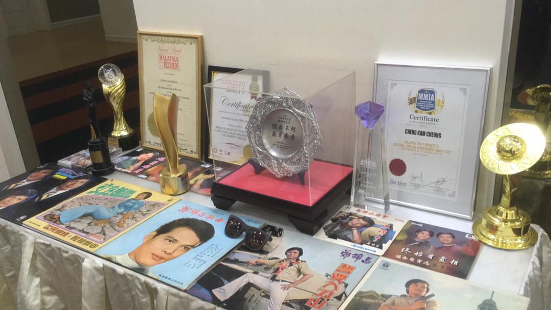 郑锦昌生前的专辑和奖项在灵堂上展出，供粉丝悼念。