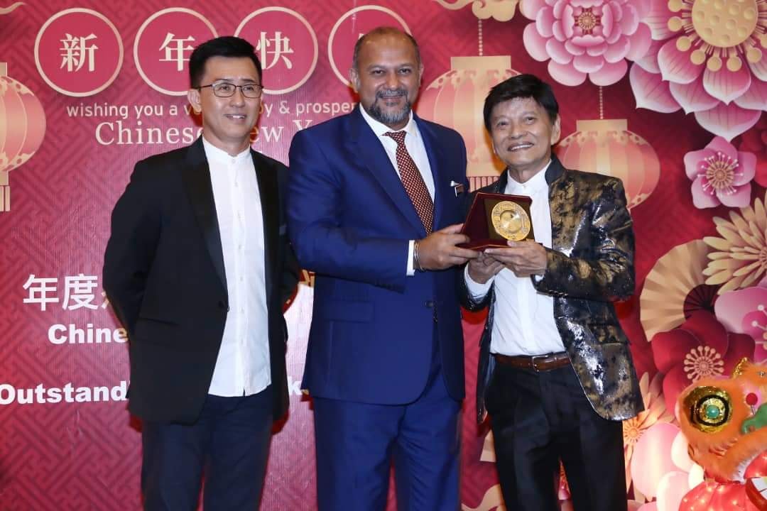 郑锦昌（右）今年2月获大马通讯及多媒体部长哥宾星颁奖“2018年先锋奖”，左为大马中文影视协会主席赖昌铭。