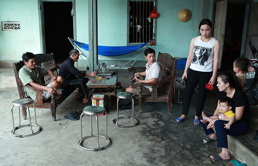 在越南义安省，货柜车遇难者的家属在等待消息。