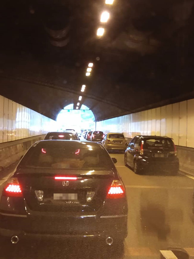 前面轿车着火，车龙超过1公里，很多车辆在隧道等等通车。