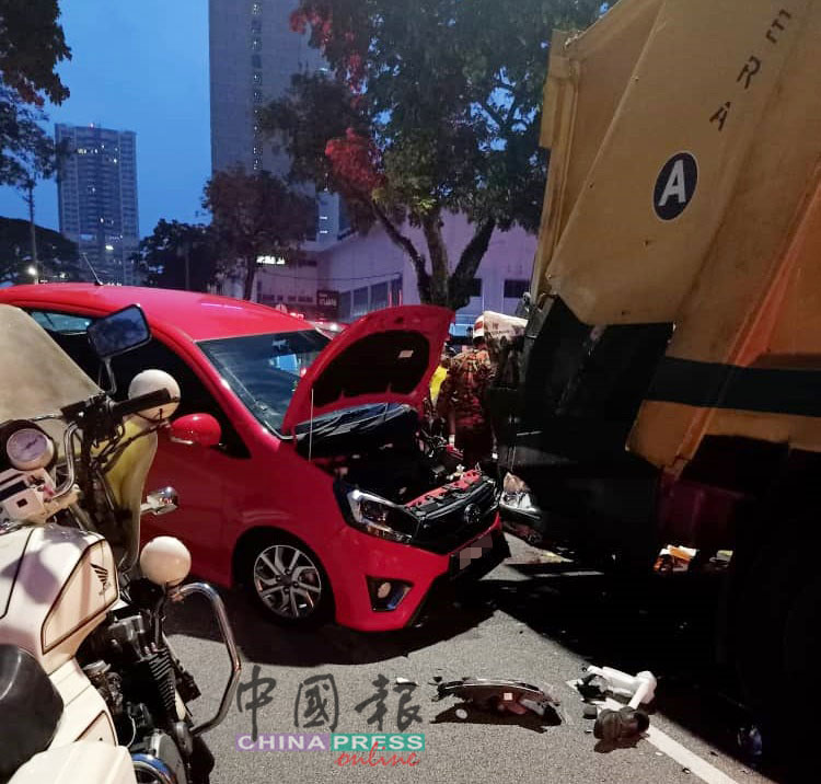 轿车失控撞向垃圾车，导致垃圾车司机受伤入院。