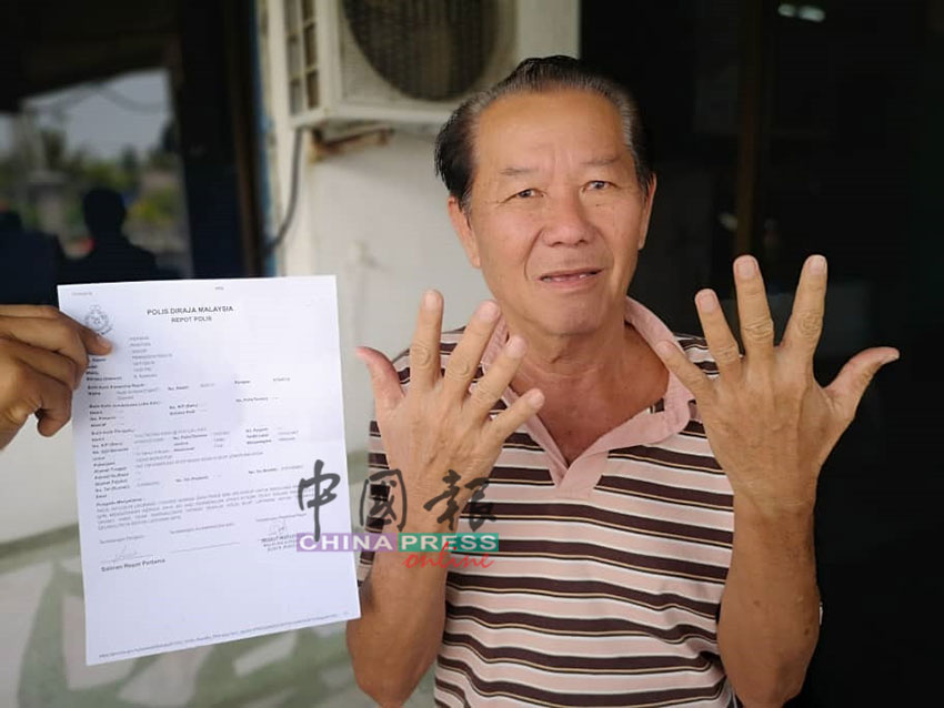 杨仲庆展示未沾墨印的手指，不明白为何投不了票？
