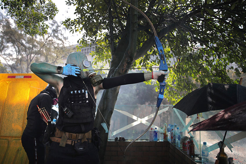 示威者周日在理大附近使用弓箭对抗警察。