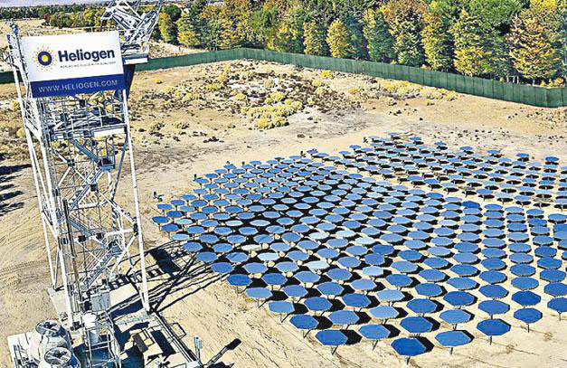 洁净能源初创企业Heliogen设于加州兰开斯特的“聚光太阳能热发电”示范设施。