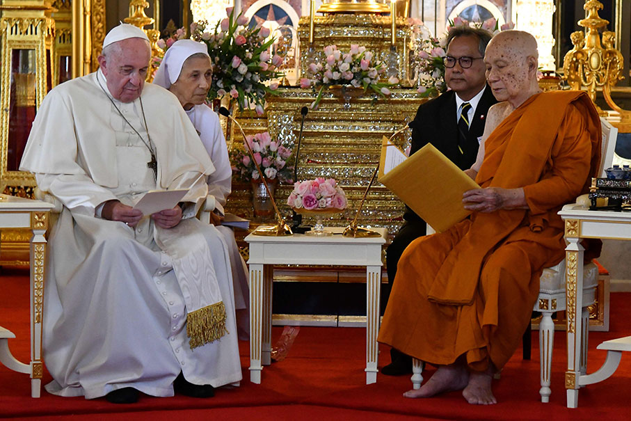 曼谷拉查波比托寺的僧王颂得帕摩诃穆尼翁（右），周四在拉查波比托寺会见教宗方济各（左）。（法新社）