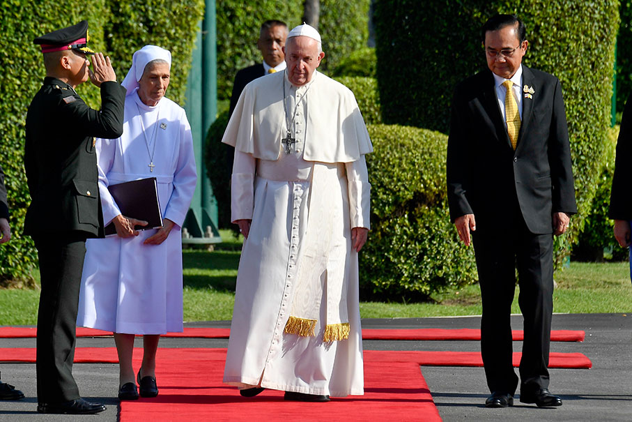 方济各（中）周四抵达泰国政府大楼，获得首相帕拉育（右）的欢迎，左2为方济各的表妹西沃里修女，她随行为为教宗传译。（欧新社）