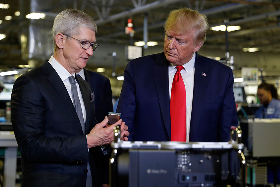 特朗普（右）周三在苹果公司（Apple）总执行长库克的陪伴下，参访苹果在德州奥斯汀的电脑组装厂。（美联社）