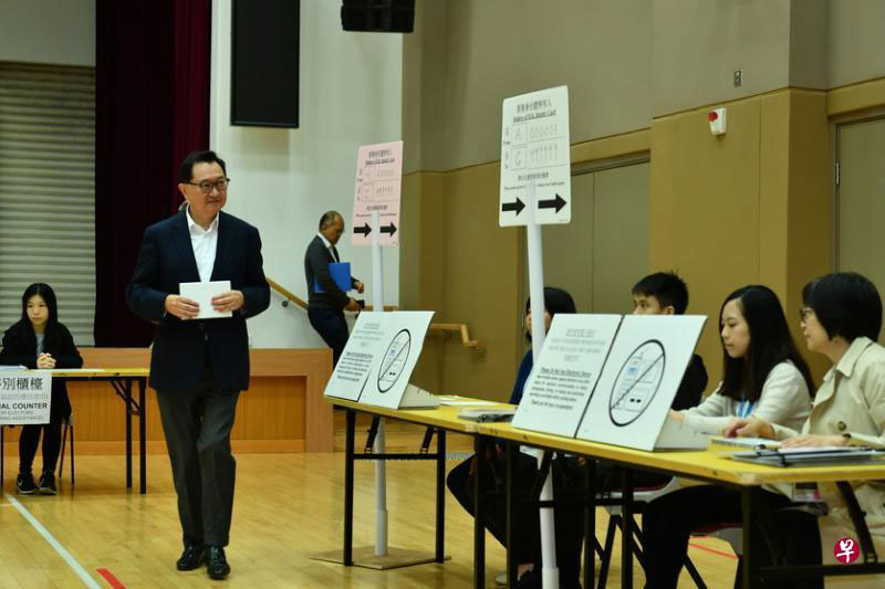 香港选举管理委员会主席冯骅法官（左2），周二视察模拟投票站。