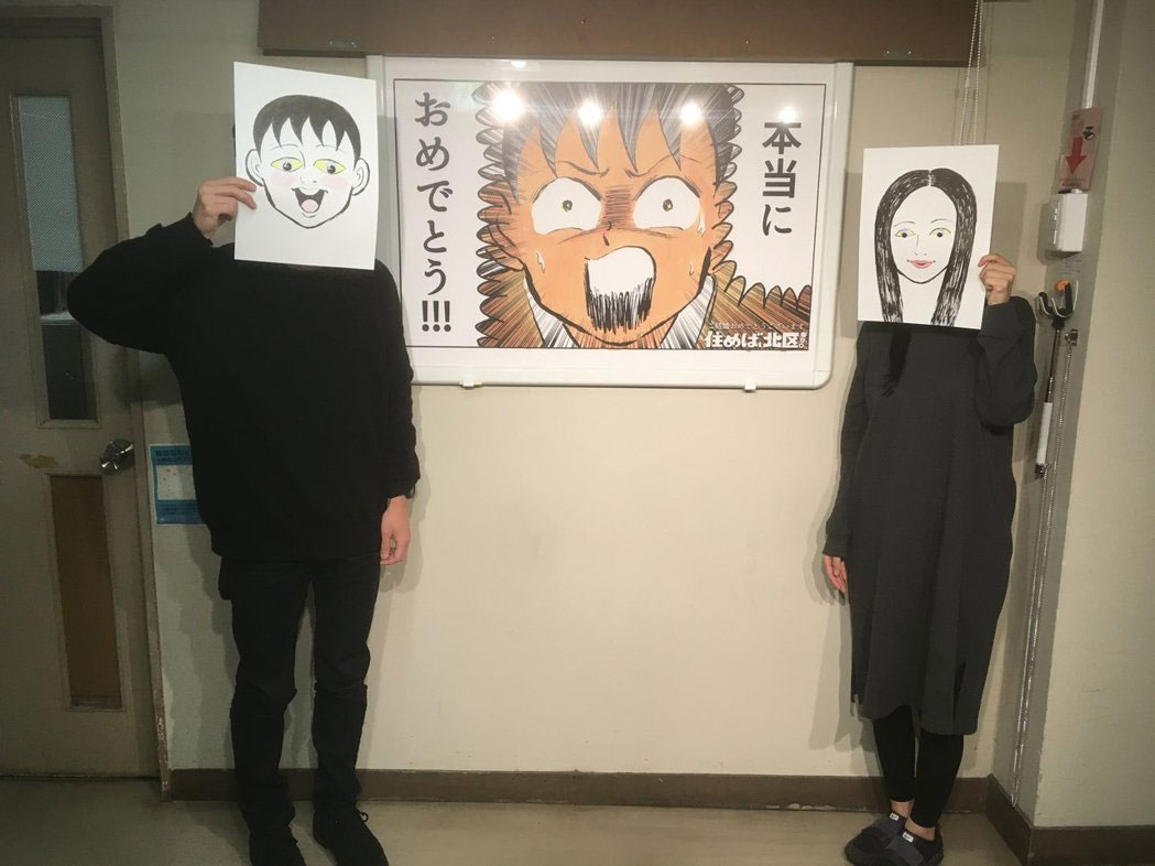 清野通po出夫妇合照，两人拿着他画的头像。图/推特