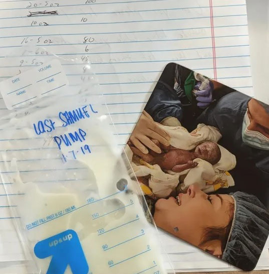 塞拉在网络分享最后一袋的母乳（左）、还有她抱着刚出世的男婴塞缪尔的照片。