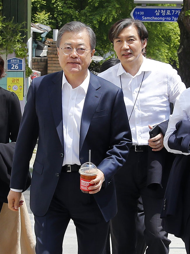 韩国前法务部长曹国（右）身陷丑闻，对文在寅造成打击。