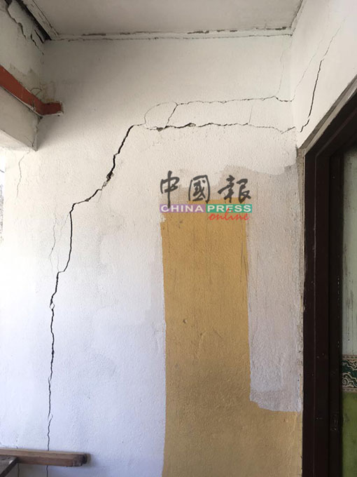 人民组屋的多处墙壁已出现严重的裂缝。