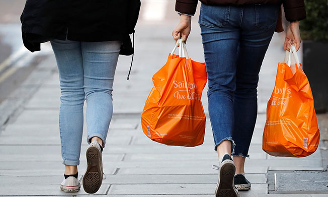 报告指，今年出售的终身用袋相当于近5万吨塑料。