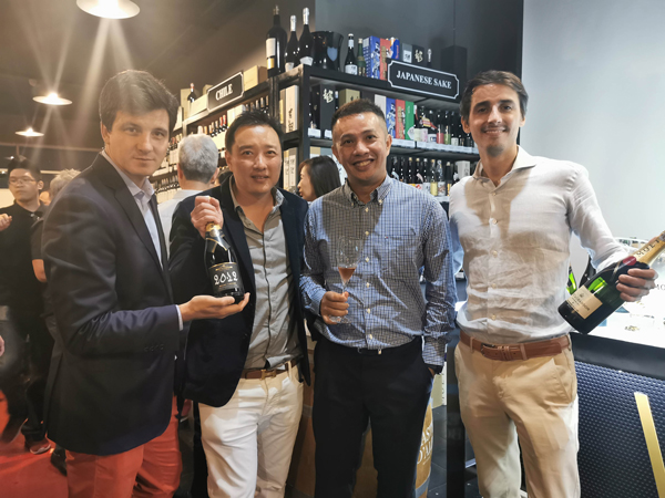 左起：酒庄大使Pierre-Louis Araud、W Wine & Liquor Warehouse创办人Andrew梁永辉、南洋报业集团媒体及内容战略总经理李成章，与香槟品牌经理Ronan de La Morlais在会上欣赏Moet & Chandon的美。