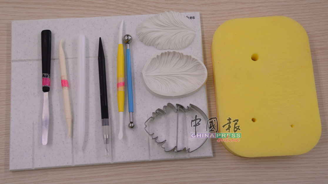 制作糖花的工具：膜具（压膜）、圆头丸棒、雕刻刀组和弹性塑形垫等。