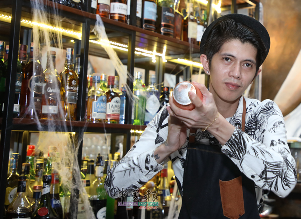 来自菲律宾的Oliver Lamprea是一位大顽童，他喜欢在子弹酒中注入高酒精的苦艾酒，因为看着顾客能放松开心地“喝醉”，就是他在酒吧后的成就。