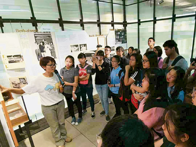 彦妮带大专生导览希望之谷艺术馆。