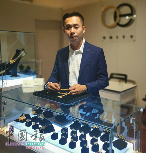 OE Unity黄金饰品制造厂董事黄志雄（Daniel Ooi），自毕业后就投身黄金饰品打造行业。