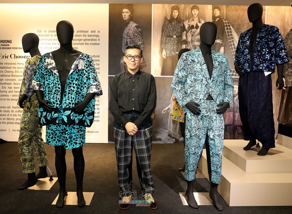 Stories除了展售10位新晋时装设计师的时尚系列，也概括了Eric Choong擅长的本土蜡染（Batik）为设计概念之作。他致力将大马传统与亚洲元素融入时尚的设计理念，以提高对东南亚文化的认识。目的是把本土时尚推向百花齐放的境界，打造出令人惊叹的服饰。