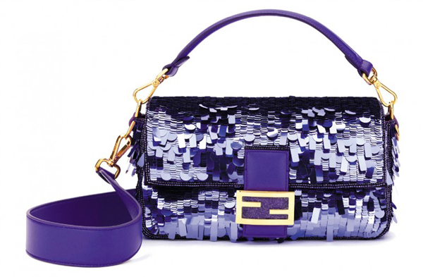 Fendi今年秋冬重新发行紫色亮片Baguette Bag，就是《欲望城市》中凯莉被抢的那个Baguette Bag。