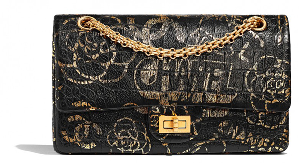 Chanel巴黎－纽约工坊系列黑色鳄鱼皮革压纹涂鸦印花2.55链带包。
