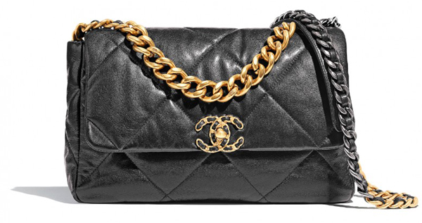 Chanel秋冬黑色菱格纹皮革中型Chanel 19链带包。
