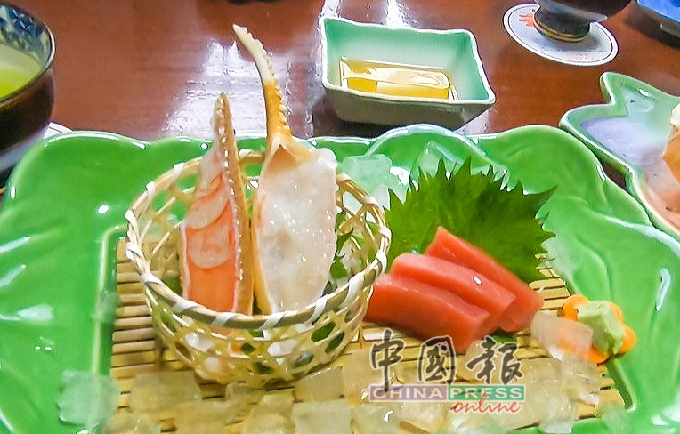 在札幌蟹本家第一次吃刺身蟹肉，夹着一小块半透明的肉，入口前还犹豫不决，但尝过以后马上着迷，特别鲜甜！