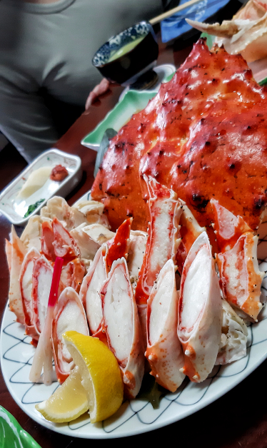 一只帝王蟹摆在眼前，肥厚美白的蟹肉，光是看着就已经垂涎欲滴。沾一点特别调制的酱料，嗯……回味无穷！