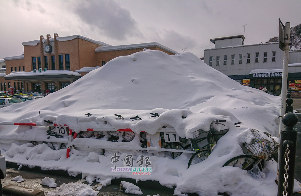 小樽车站前，脚车上覆盖着一座“雪山”，甚是壮观。