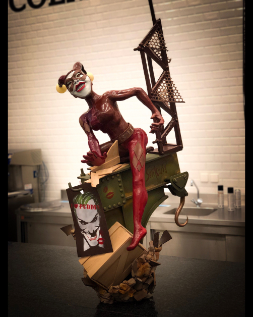 这是张钧博最近在台湾和比利时举办的巧克力大师讲座会中，所展示的巧克力工艺作品“哈莉奎茵 ”（Harley Quinn，小丑女）。 