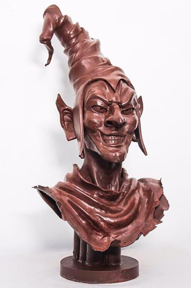 这是张钧博三年前以100%纯手工雕塑的巧克力工艺作品（没有使用任何模具）“绿魔”（Green Goblin，spiderman energy）。