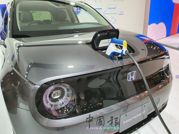 本田汽车的Honda e正在车展会场示范充电情况。