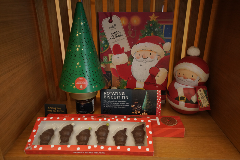 巧克力是圣诞节的必备食品。除了可以将精美礼盒送人外，也可在家独享甜蜜滋味。而圣诞树造型的曲奇置放家中，也可作装饰品。