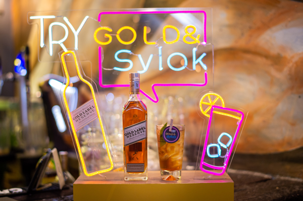 Gold& Syiok威士忌採用Gold Label Reserve與本地食材包括豆蔻、柚子及甜茶混制而成，口感清爽醒神，是聚會聊天的好選擇。