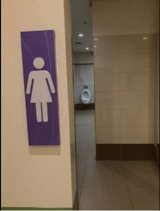 图中显示一所女厕内出现尿兜。