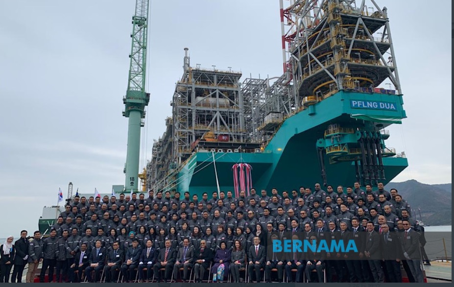 马哈迪（前排8起）与西蒂哈丝玛参观马石油的第二艘浮式液化天然气（PFLNG）设施。(马新社)