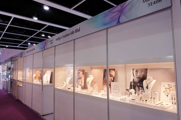 精心布置Swarovski®橱窗，在国际珠宝展展示最新的款式，与3000个竞争者一比高下。