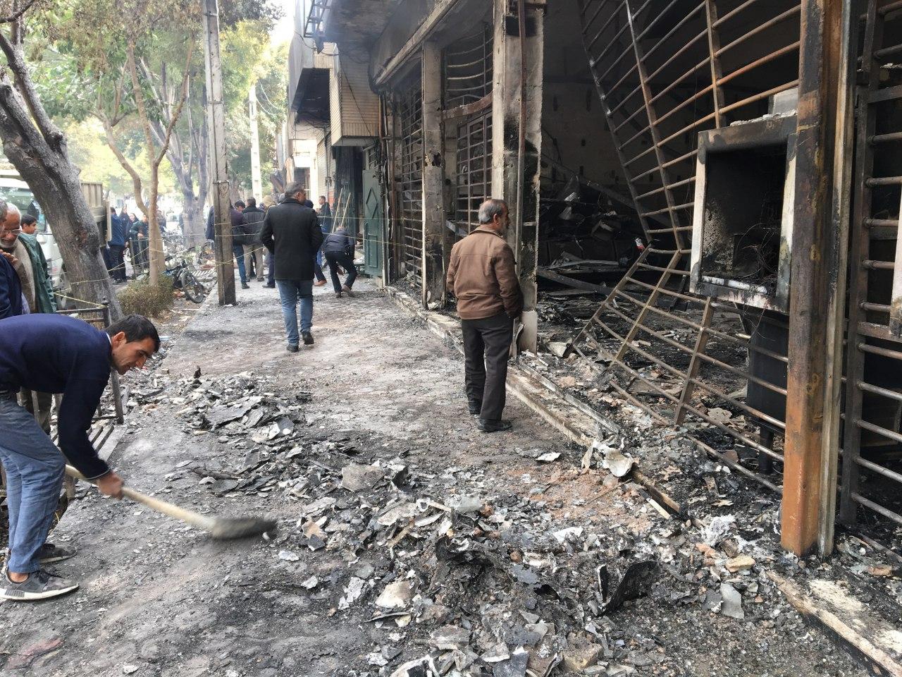 伊斯法罕的抗议者周日烧毁一家银行。（法新社）