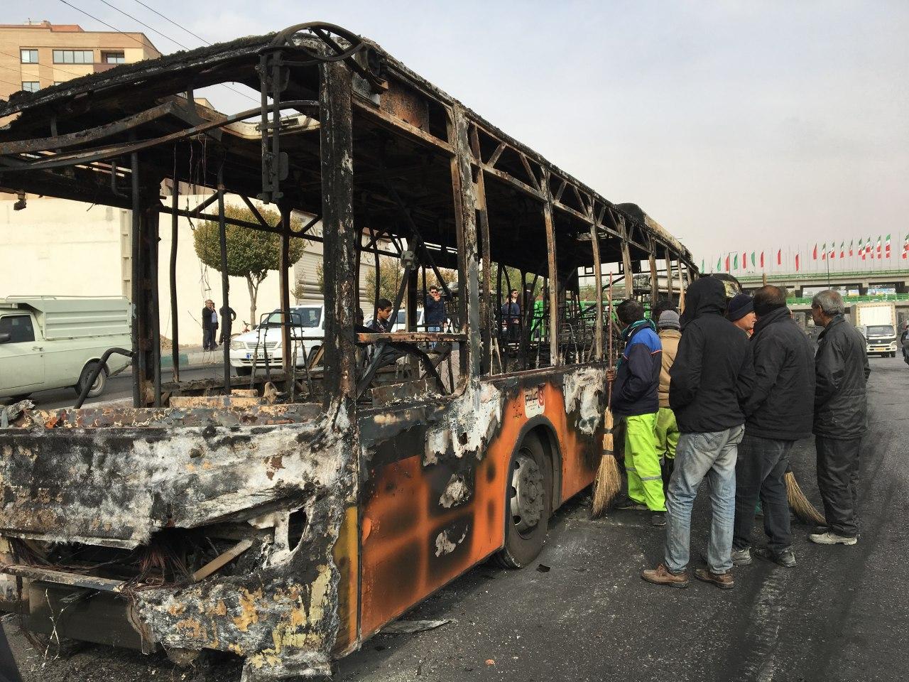 抗议者抗议汽油涨价，在伊斯法罕的周日示威游行中放火烧巴士。（法新社）