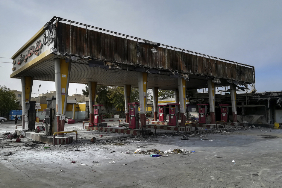 德黑兰一家汽油站周日被抗议者烧毁。（美联社）