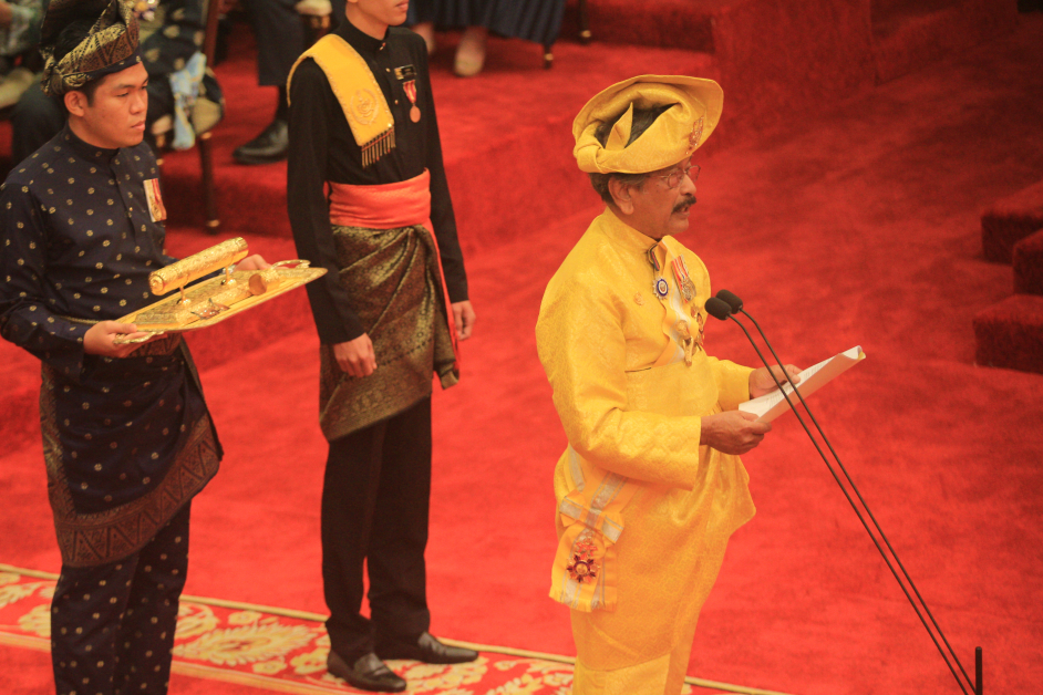 霹王储拉惹嘉化代表霹州王室致效忠誓词。