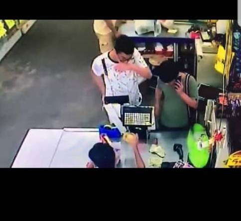 两名青年被指在超市，寻觅诈骗“猎物”。