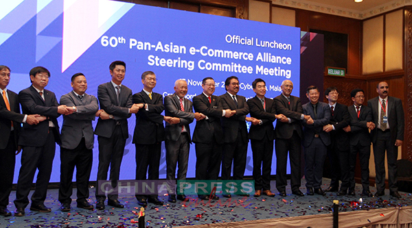 林冠英（左7）出席第60届泛亚电子商务联盟（PAA）会议，与领袖们手握手。