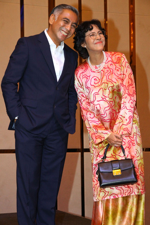 阿兹哈阿米尔和法芝雅拉蒂夫分别饰演首相敦马哈迪和首相夫人敦西蒂哈丝玛。