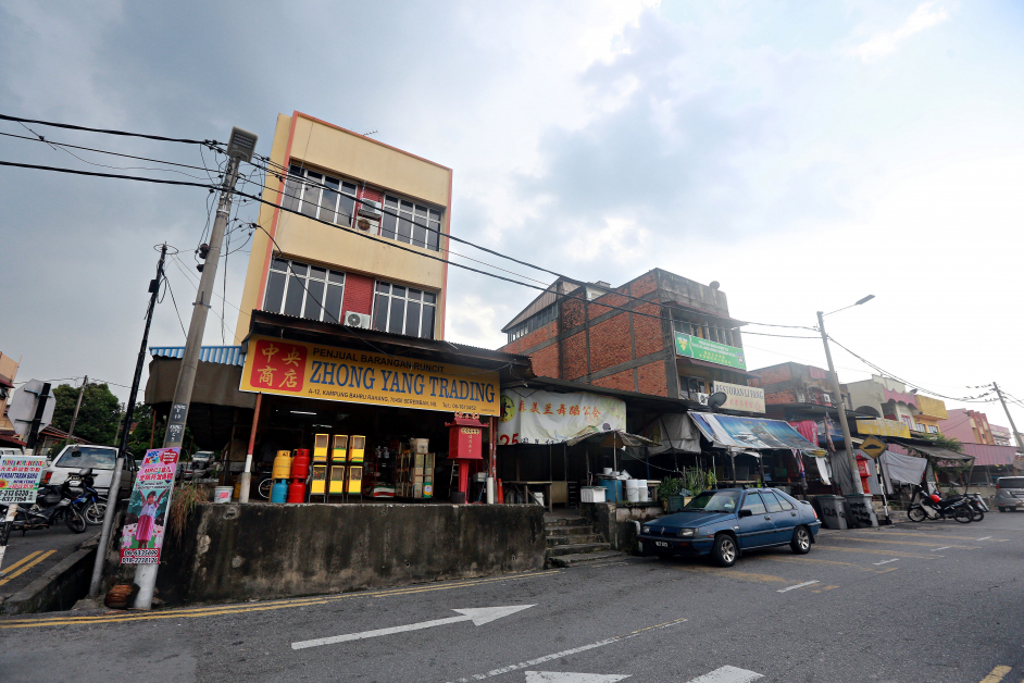 拉杭新村中央商店东主相隔28年，两度遇上行骗手法相似的老千。