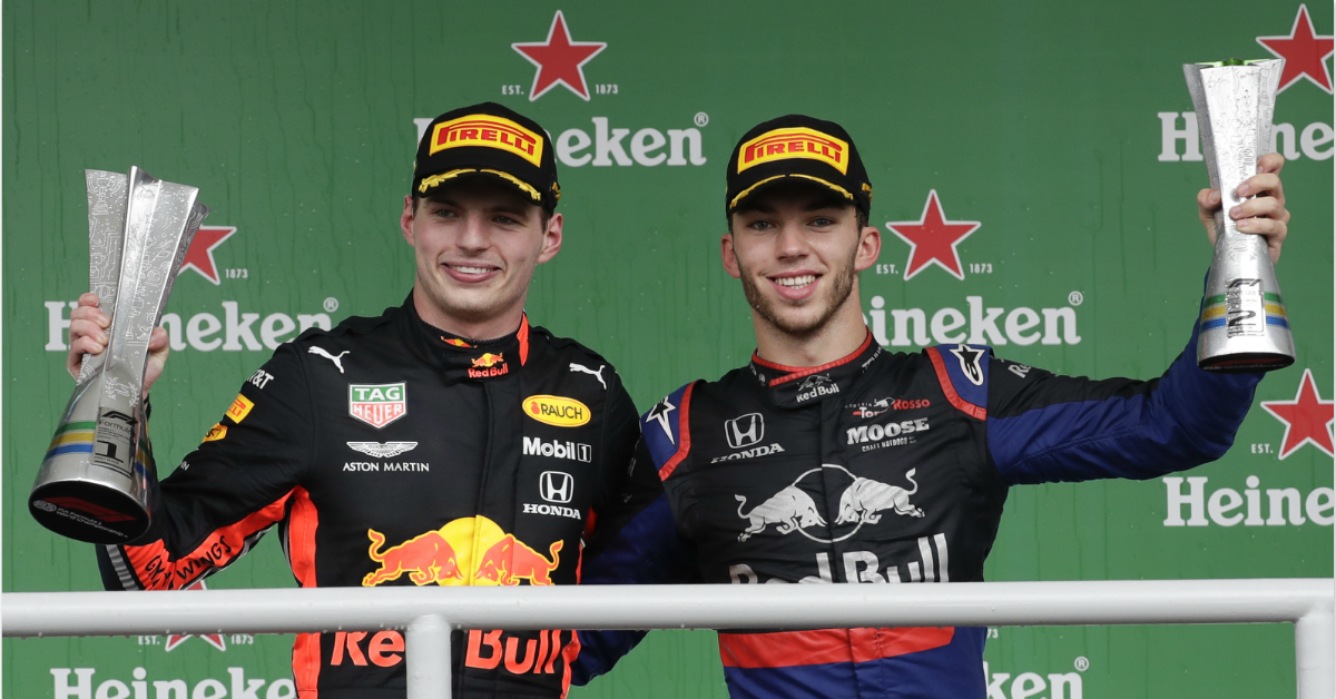 维斯塔潘（左）和及首次登上F1领奖台的加斯利，在巴西站夺得冠、亚完赛。（美联社）