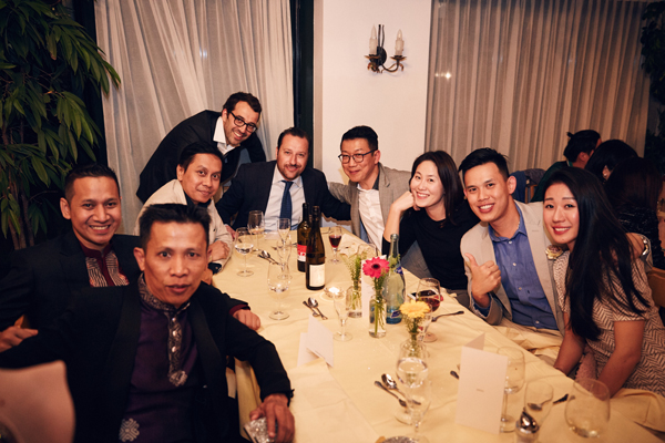 与世界各国知名品牌创办人聚餐，包括Jeff左边的是国际知名时尚品牌MCM总裁。