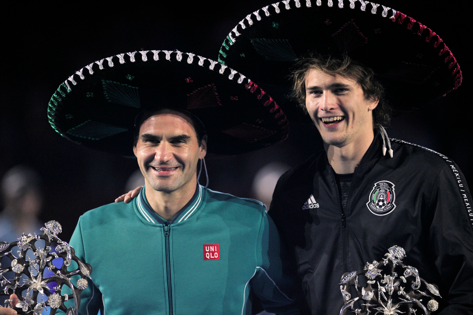 费特勒（左）与兹维列夫入乡随俗头载墨西哥帽，两人联手创造了4.3万人到场观战的网球纪录。（法新社）